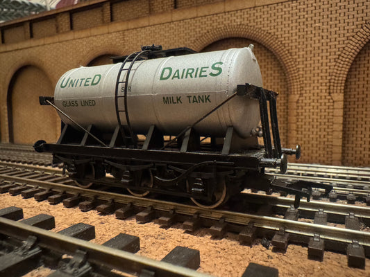 Dapol 4F-031-027 (OO) Southern Railway, 3000 Gallon, United Dairies Six Wheel Glass lined Milk Tank.