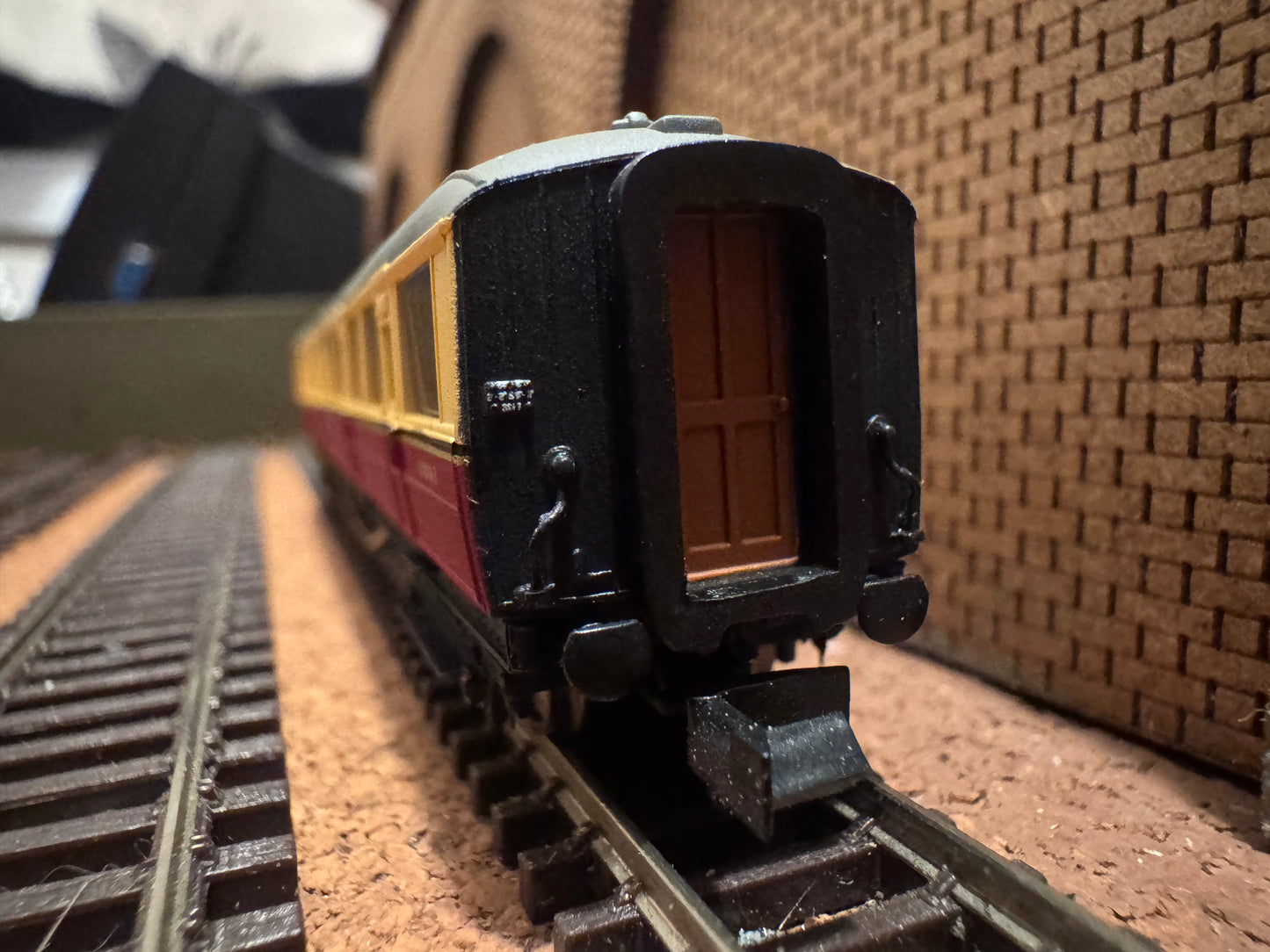 Dapol NC-60C (N Gauge) Ex LNER ‘Gresley’ Corridor Second No.E12706E in British Railways Blood and Custard Livery 