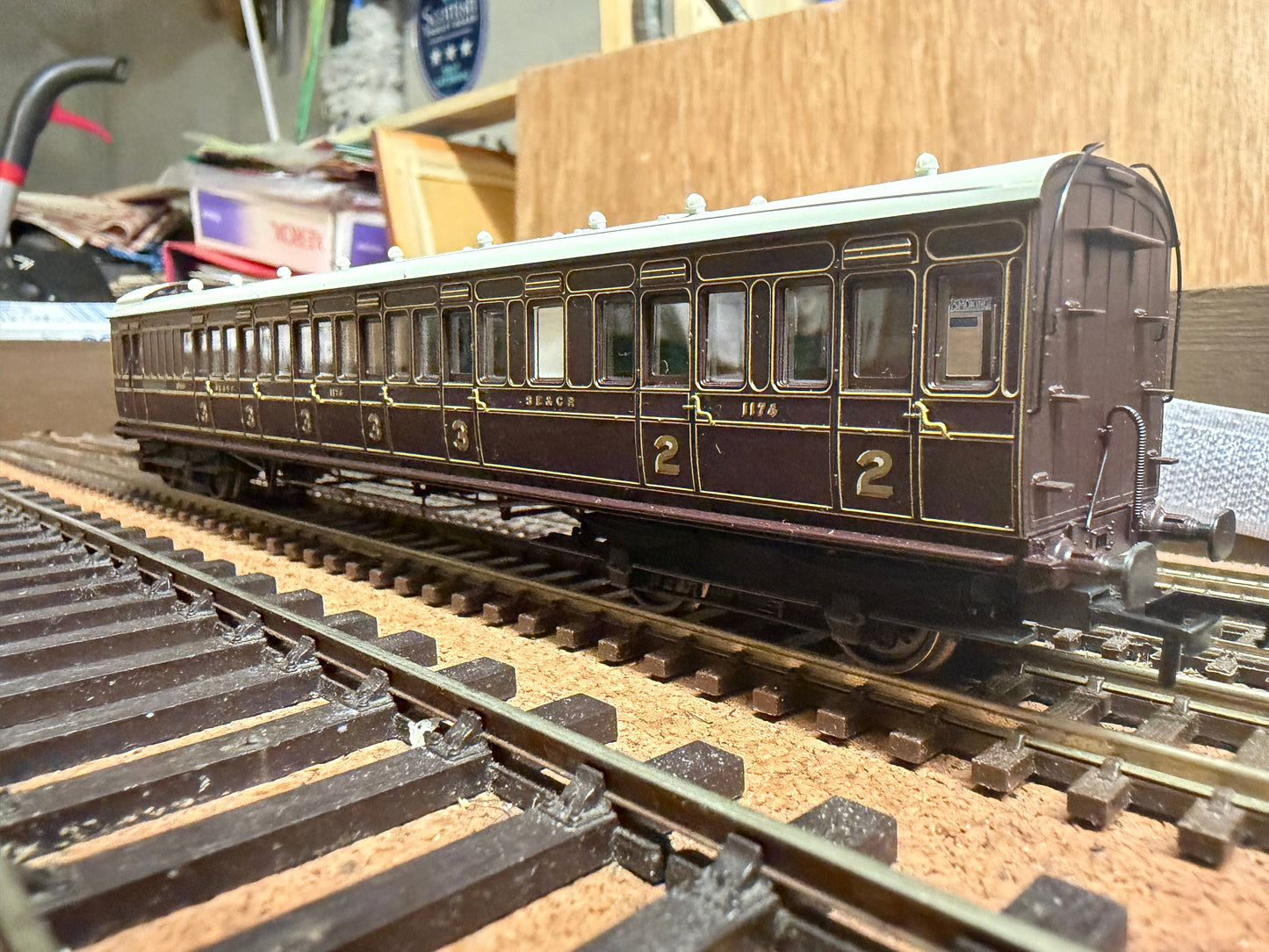 Bachmann 39-600 (OO) South Eastern & Chatham Railway 60ft ‘Birdcage’ Brake Composite Lavatory No.1174 (Set 138) SE&CR ‘Dark Lake’ Livery.