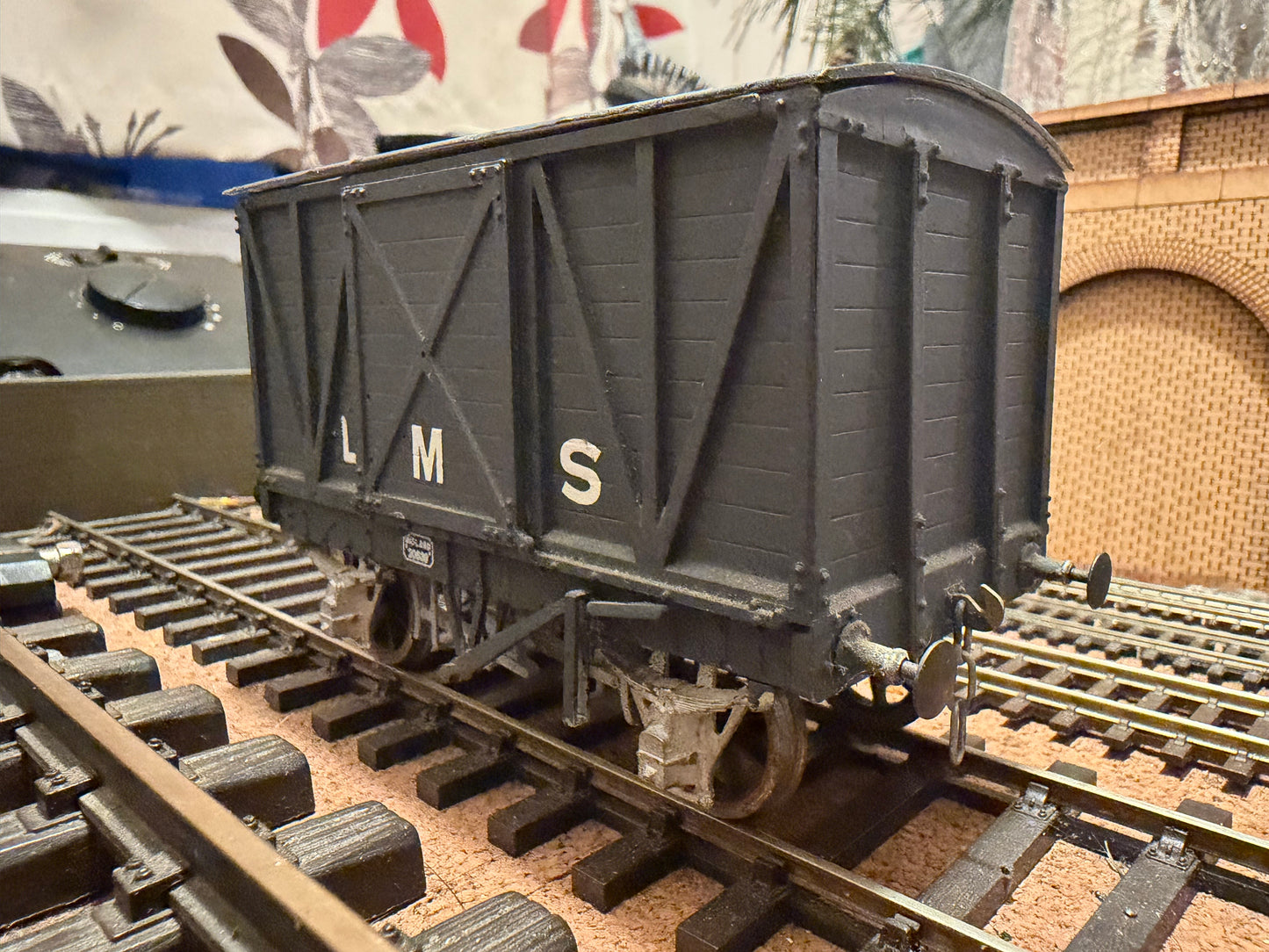Slaters (O Gauge) Ex MR 10T Covered Van No.39916 in LMS Grey 