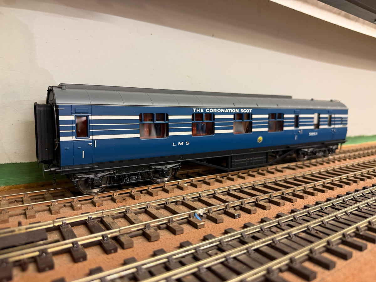 MTH 22-60056A (O Gauge) London Midland & Scottish Railway, ‘Stanier’ Corridor Brake First No.5053 in LMS Coronation Scot Livery 