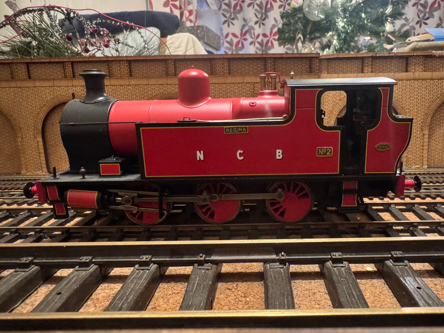 Minerva Model Railways 09531 (O Gauge) Kerr Stuart ‘Victory Class’ No.2 “Regina” in Light Weathered Lined Red with National Coal Board lettering. DCC Fitted 