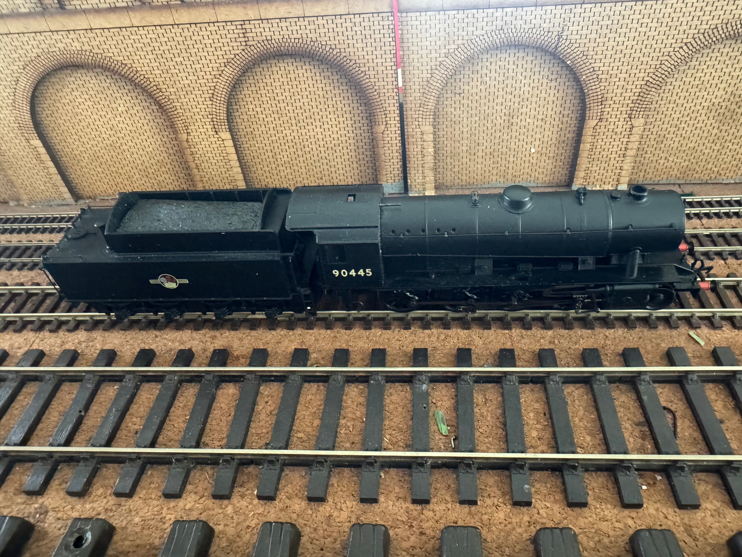Bachmann 32-252 (OO) EX WD Austerity 2-8-0 No.90445 in British Railways Unlined Black. (Shed Code 50A, York Depot)