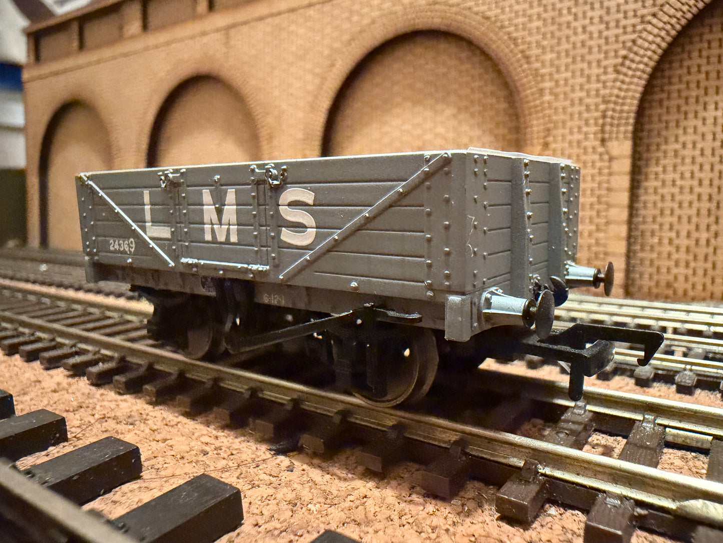 Bachmann 37-070 (OO) London Midland & Scottish Railway, Five Plank Wagon No.24369 in LMS Grey. 