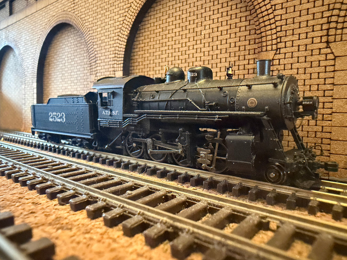Bachmann Spectrum 81505 (N Scale) Baldwin 2-8-0 Consolidation No.2523 with medium tender in Atchison, Topeka and Santa Fe Railway Livery. DCC Ready 