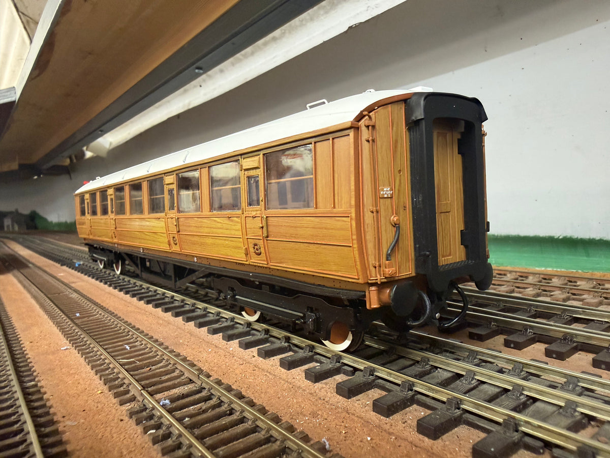 Hattons H7-TC115-001 (O Gauge) London North Eastern Railway, ‘Gresley’ Diagram 115 Corridor Third in LNER Varnished Teak. (Unnumbered) 