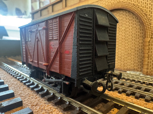 Airfix 02661–5 (OO) 10T Weathered Ventilated Meat Van.