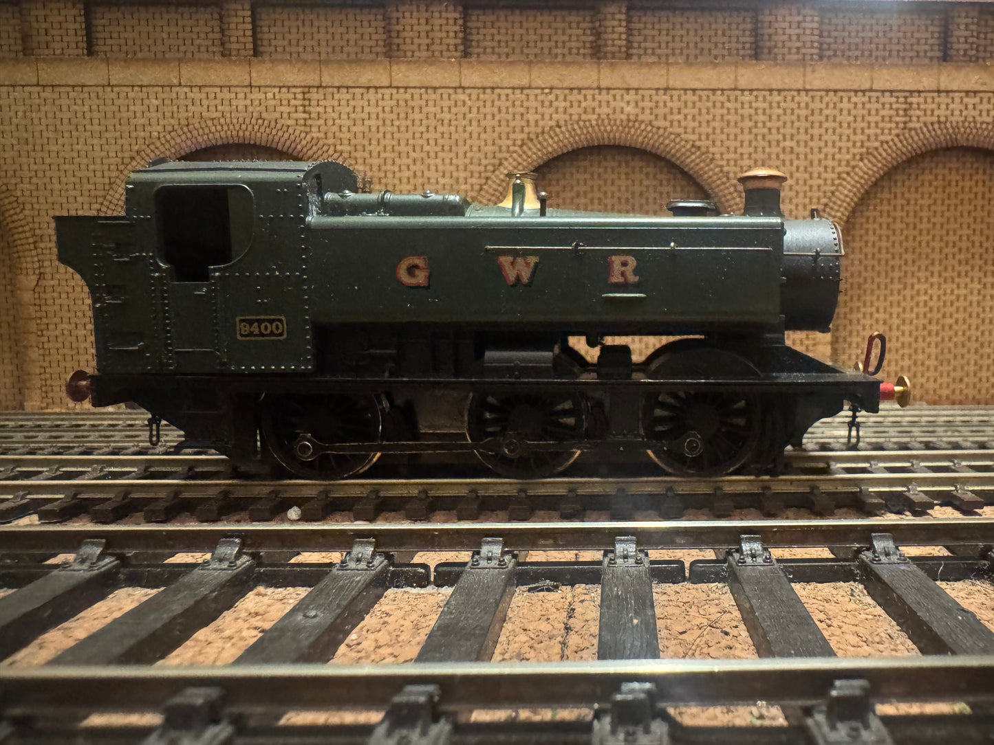 Lima / Mainline (OO) Great Western Railway ‘Hawksworth’ 94xx No.9400 in GWR Unlined Green. 