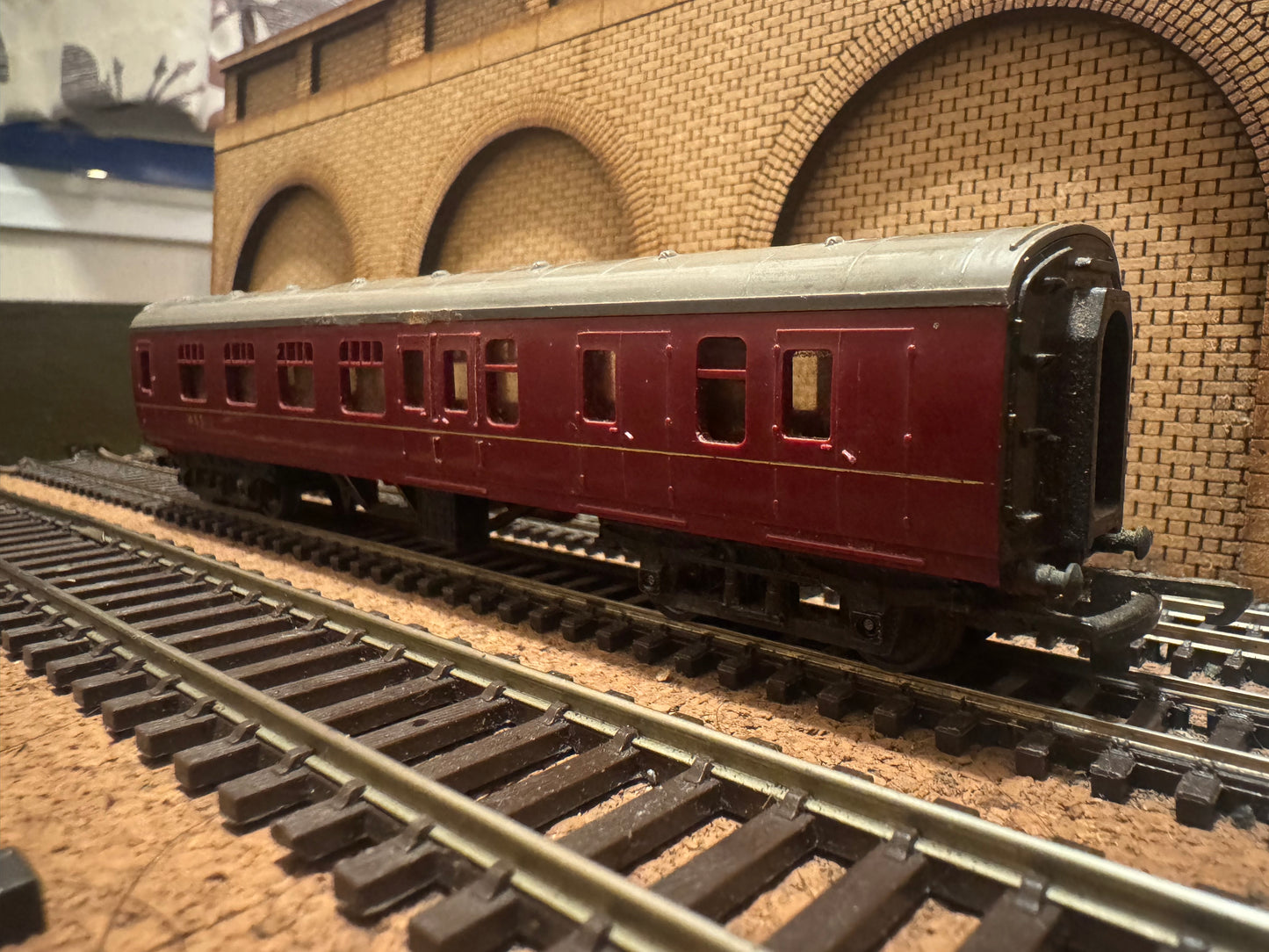 Tri-ang T86 (TT) British Railways MK1 Brake 3rd No.W53111 in British Railways Maroon. 