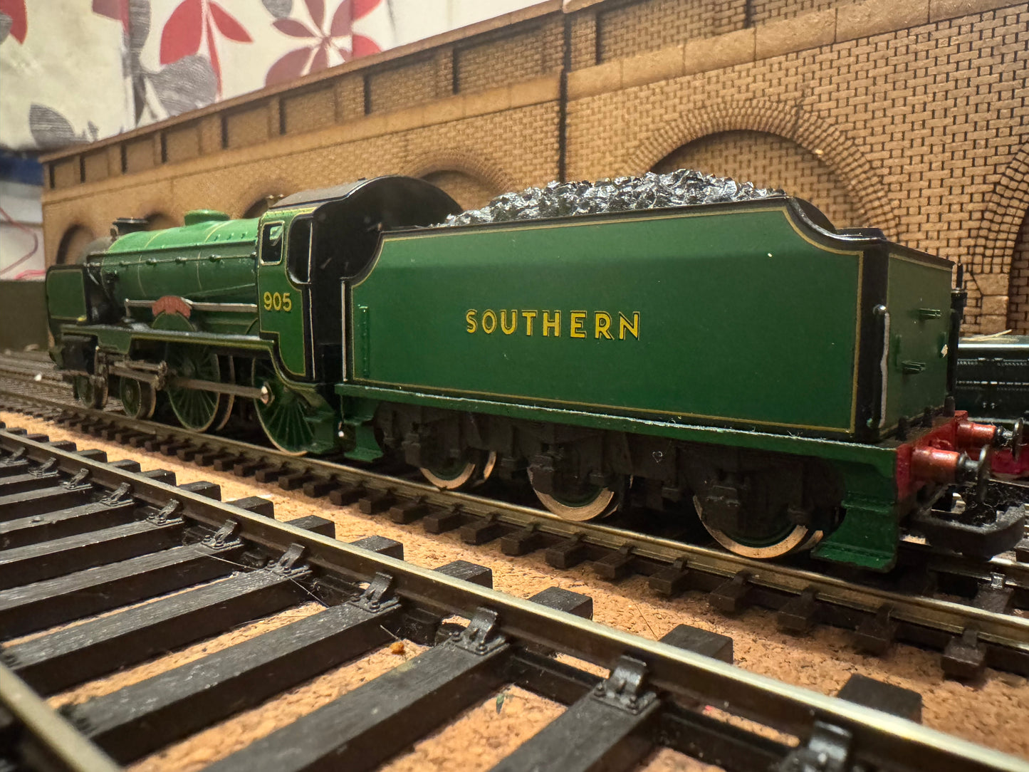 Hornby / Royal Doulton R648 (OO) ‘Waiting to Go’ Special Edition Collectors Set