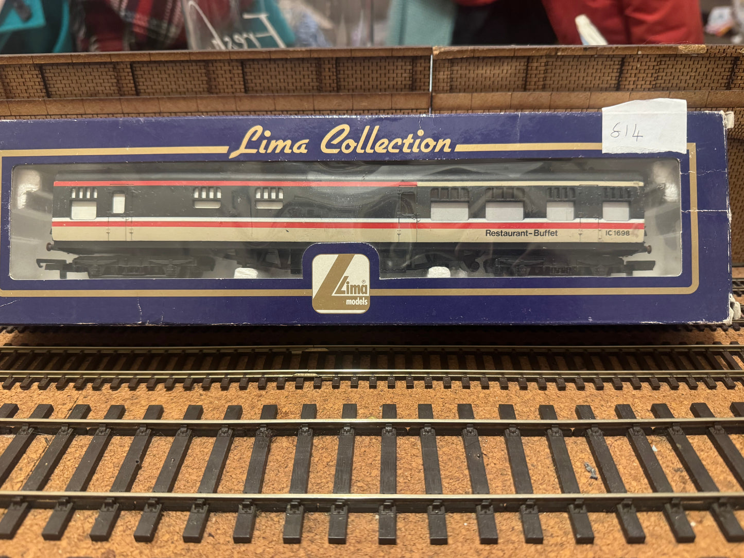Lima L305320 (OO) British Railways MK1 Restaurant-Buffet No.IC1698 in British Rail Intercity Executive livery 