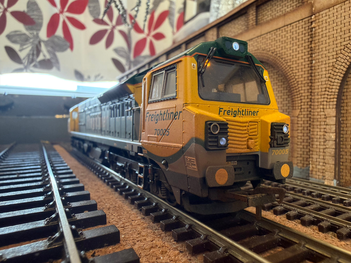 Bachmann 31-588 (OO) General Electric Class 70 No.70005 in Weathered Freightliner Powerhaul Livery. DCC Ready 