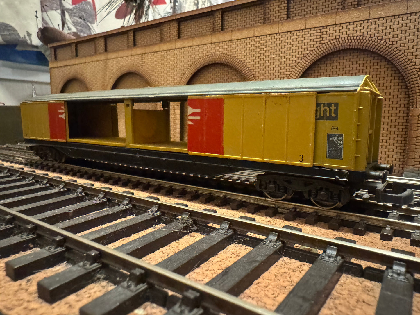 Lima L303204W (HO) British Rail Railfreight Sliding Door Van 