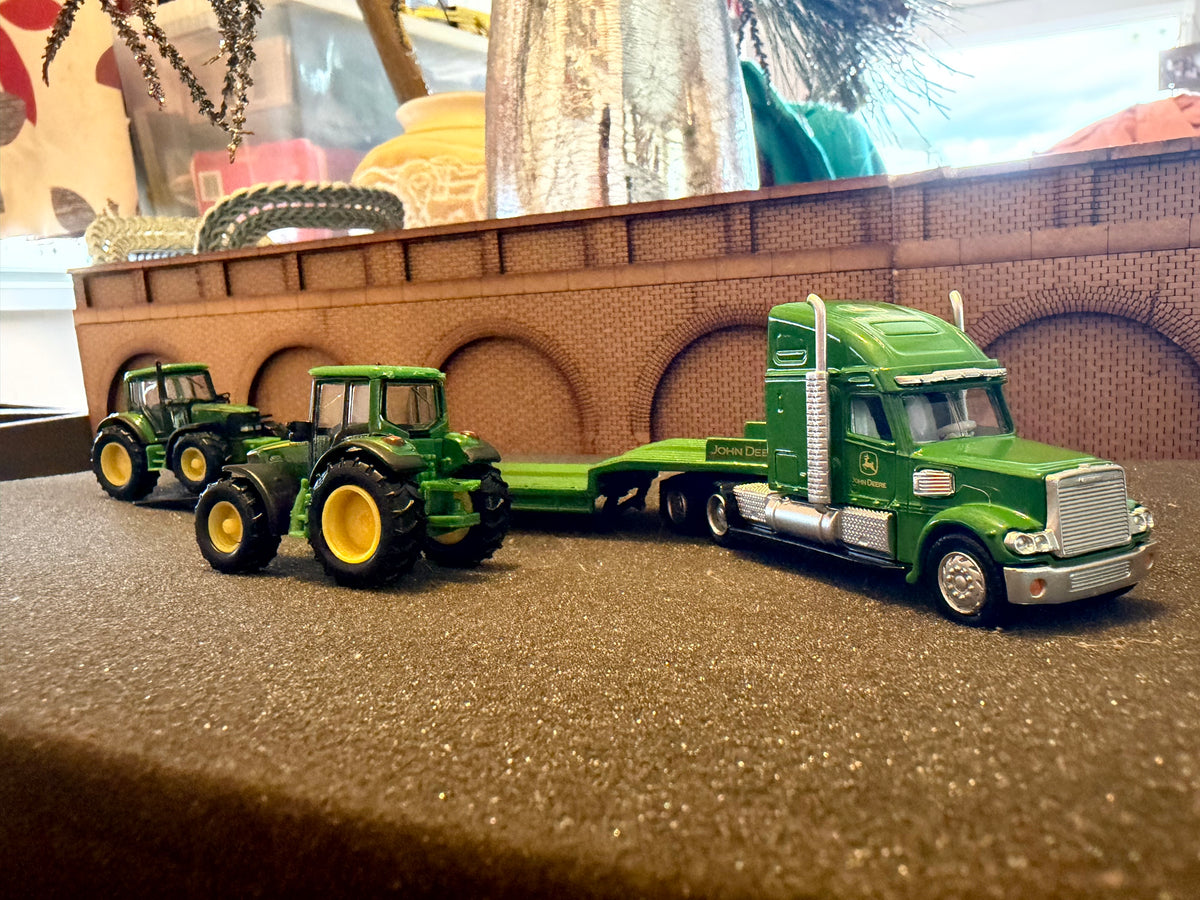 Siku 1837 (1:87 / HO) US style John Deere Low Loader and tractors. 