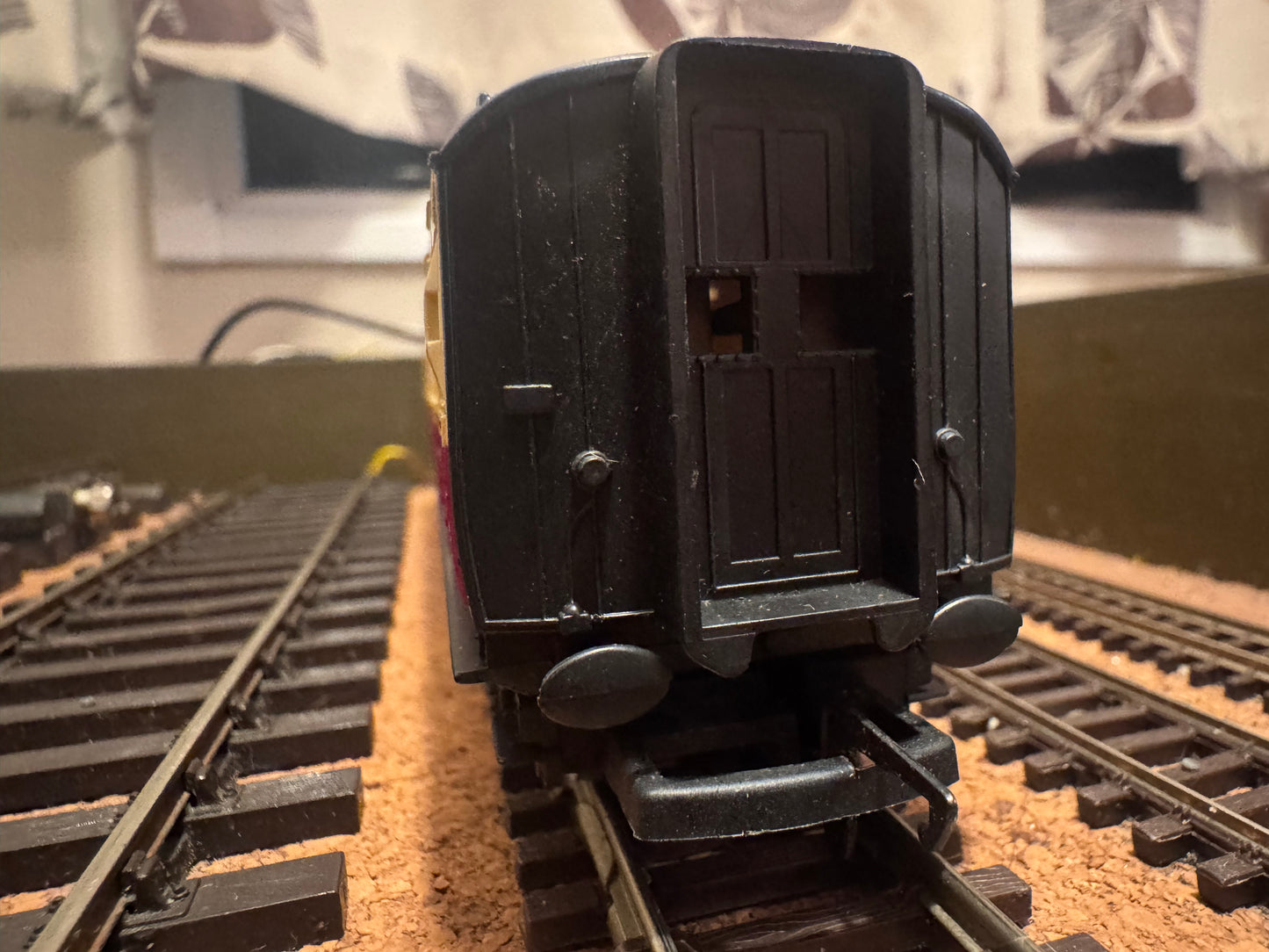Hornby R.410 (OO) Ex LNER ‘Gresley’ Brake Corridor Composite No.E10066 in British Railways ‘Blood & Custard Livery 