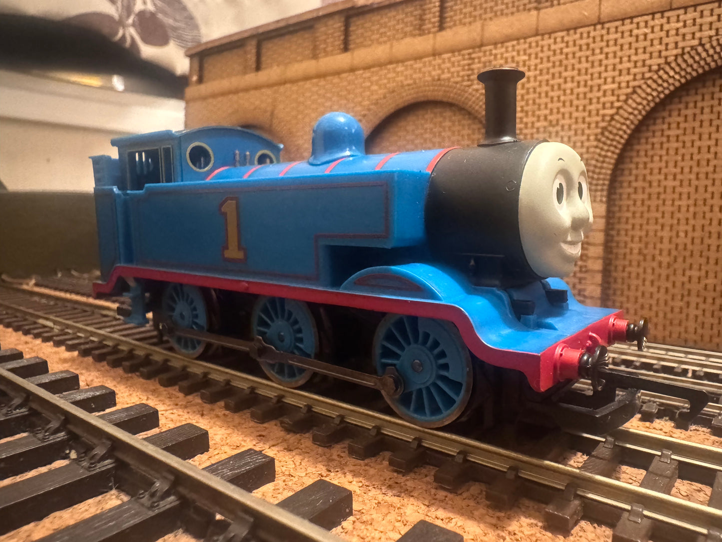 Hornby Thomas & Friends R9104 (OO) Ex LB&SCR E2 No.1 “Thomas” in North Western Railway Lined Blue 