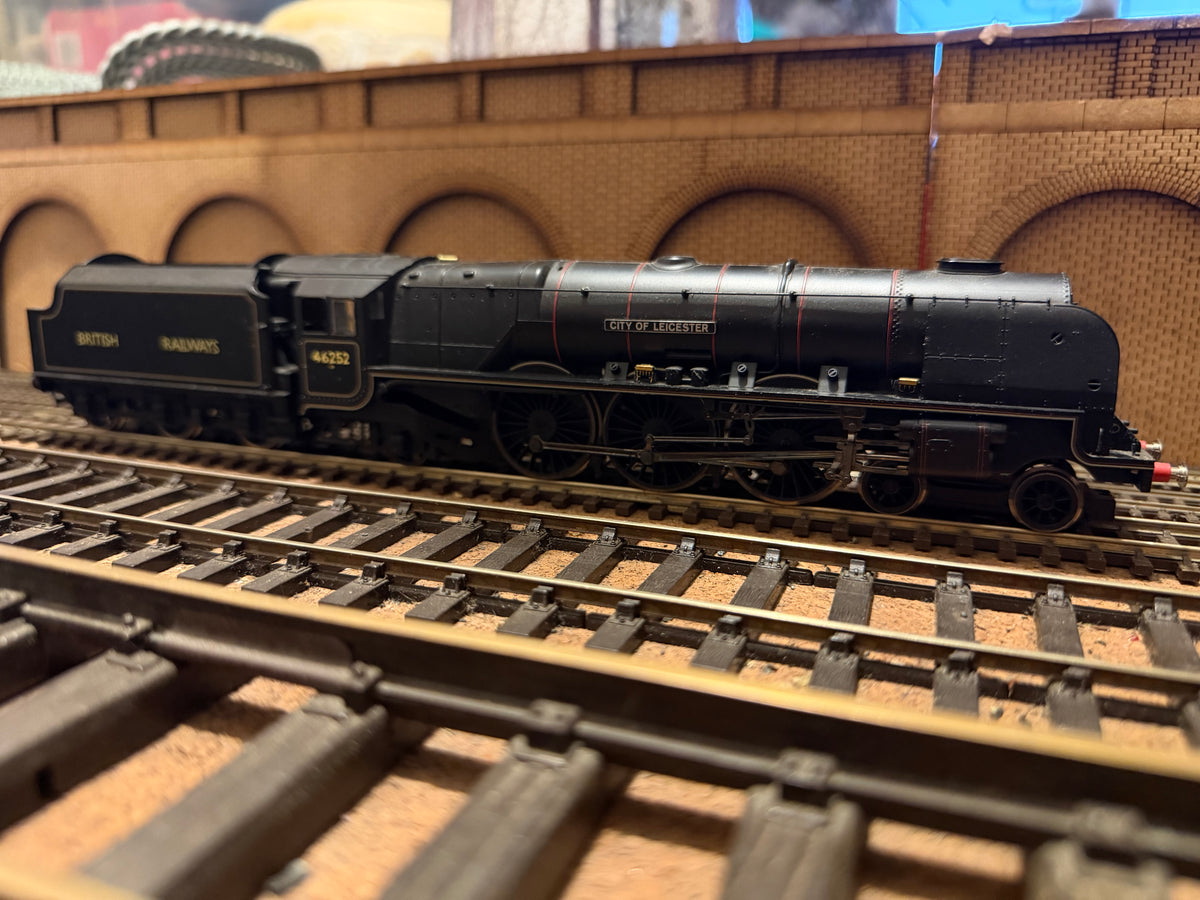 Hornby R2722 (OO) Ex LMS, 7P Princess Coronation.
No.46252 “City of Leicester” in Experimental British Railways Lined Black. DCC Ready