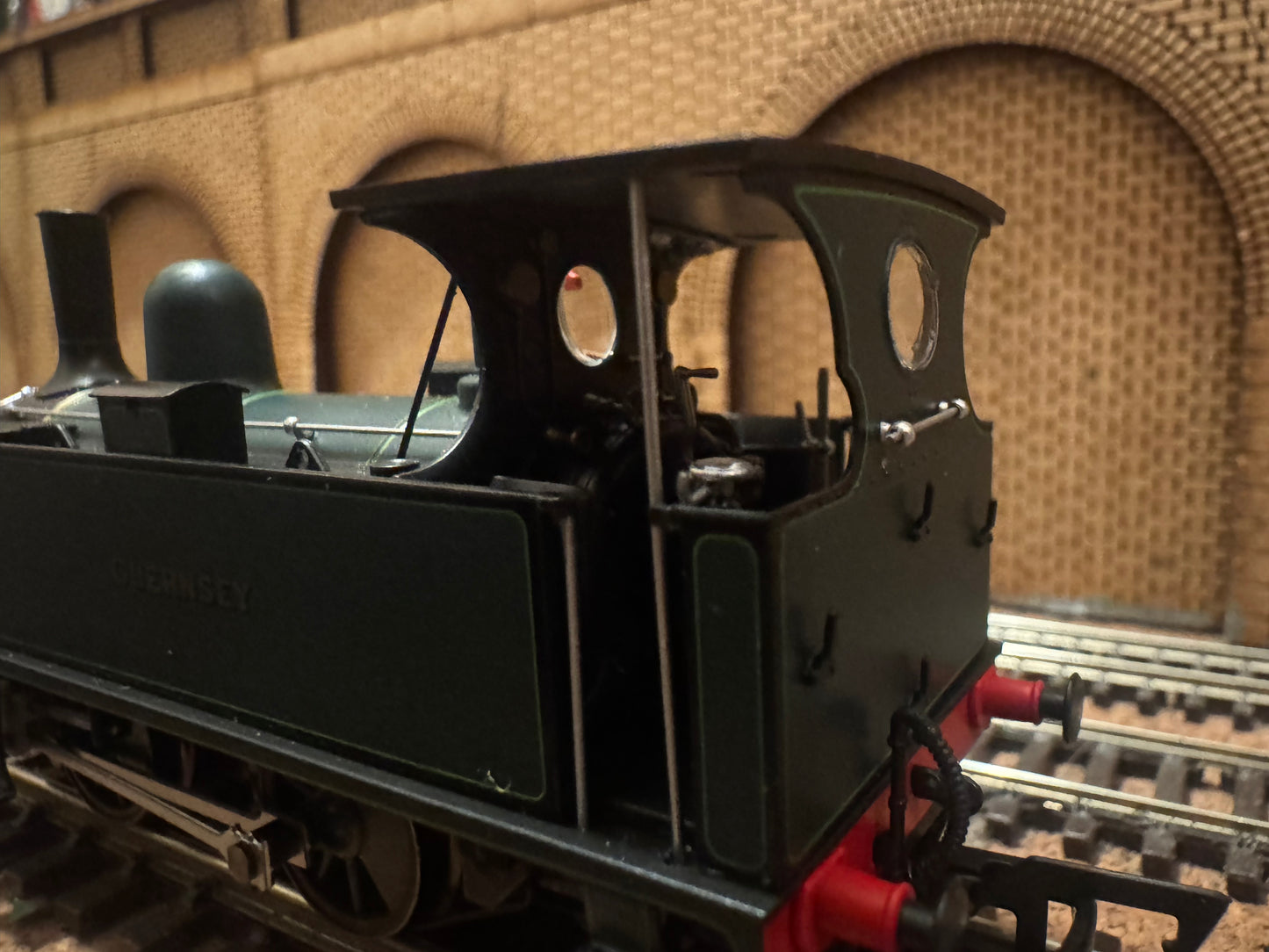 Dapol 4S-018-007 (OO) London South Western Railway B4 Dock Tank “Guernsey” in LSWR Southampton Docks Lined Dark Green. DCC Ready 