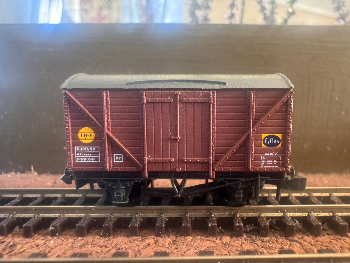 Peco NR-50A (N Gauge) British Railways Ventilated Fyffes Banana Van No.B881061 in BR Bauxite 