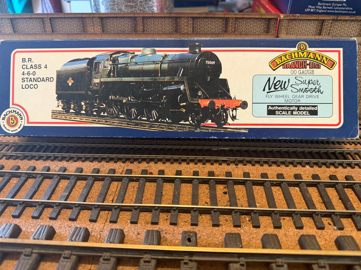 Bachmann 31-105 (OO) British Railways Standard Class 4MT 4-6-0 No.75020 with double chimney and BR1B Tender in Heavily Weathered BR Lined Black 