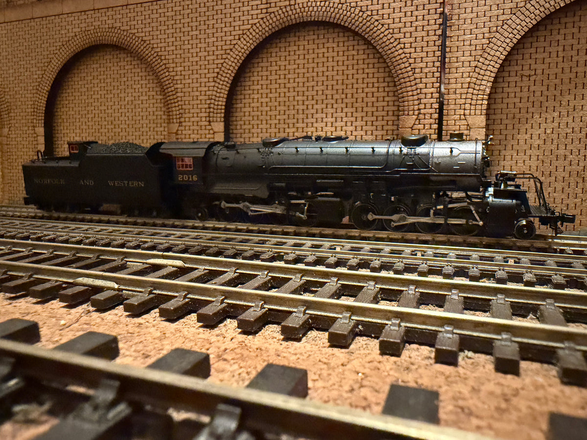 Life-Like Trains 7577 (N Scale) United States Railroad Administration 2-8-8-2 / Norfolk & Western Railroad Y2 No.2016 in N&W Black. 