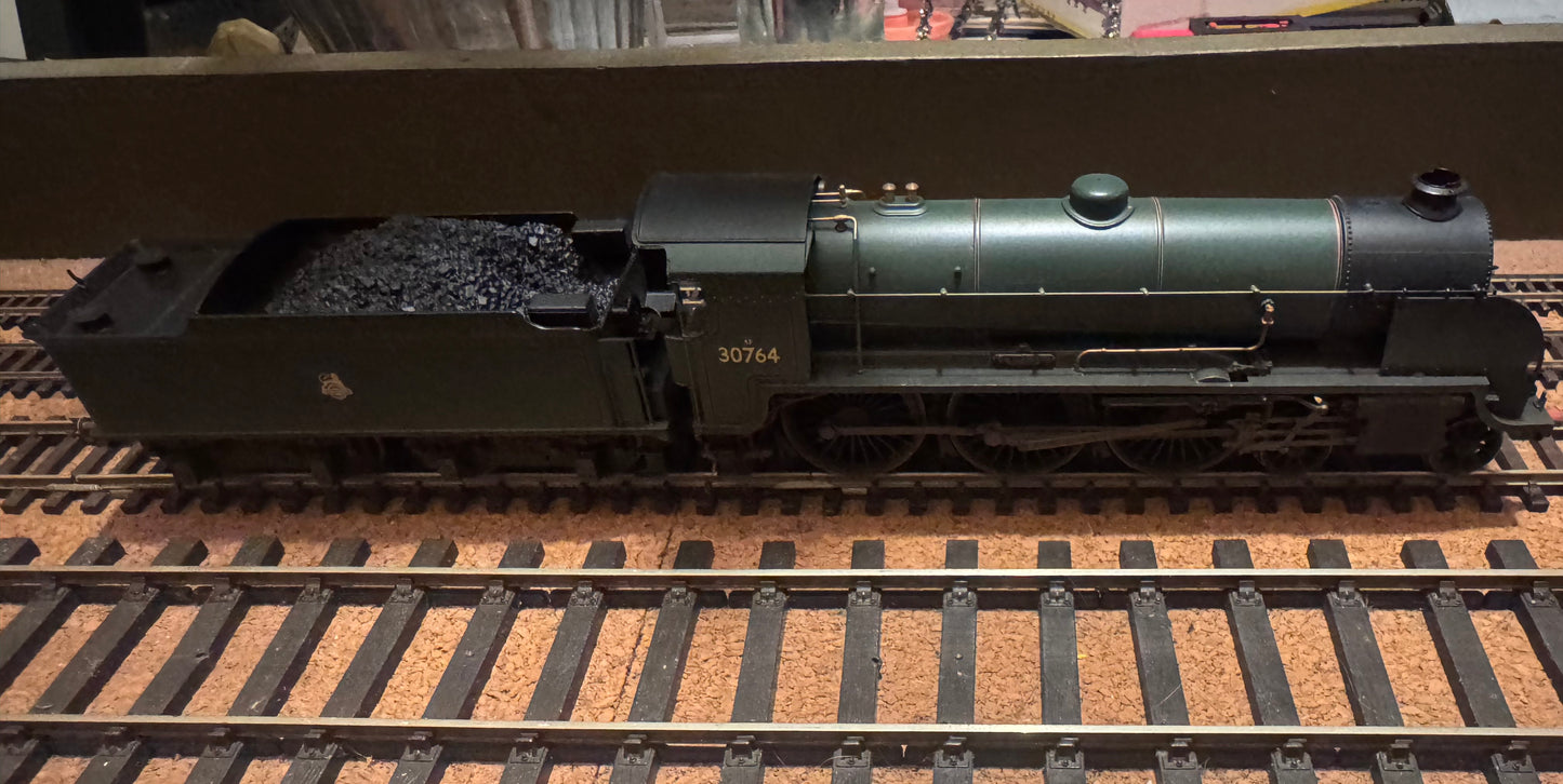 Hornby R2581 (OO) Ex SR, N15 ‘King Arthur’ No.30764 “Sir Gawain” in Weathered British Railways Lined Passenger Green. DCC Ready. (Shed Code 73A, Stewart’s Lane Depot). 