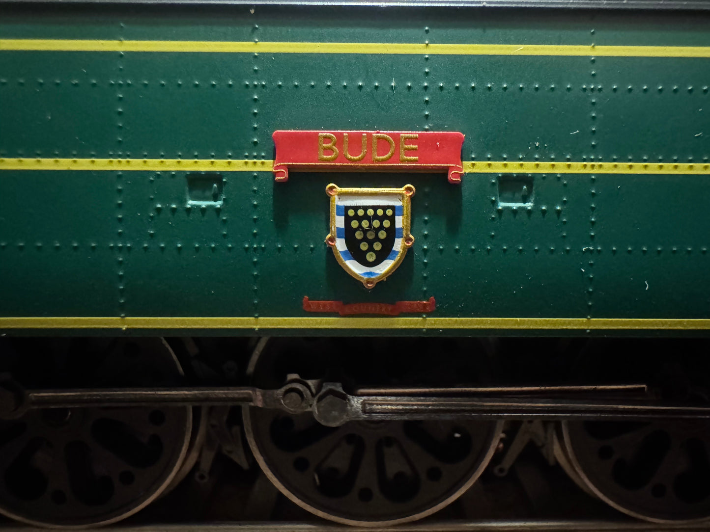 Hornby R2685 (OO) Ex SR ‘West Country’ No.34006 “Bude” with Ex LMS Tender in 1948 British Railways, Locomotive Exchange Trials, SR Green, BR Number and Black Tender. Special Edition No.1424 of 2008. DCC Ready. 