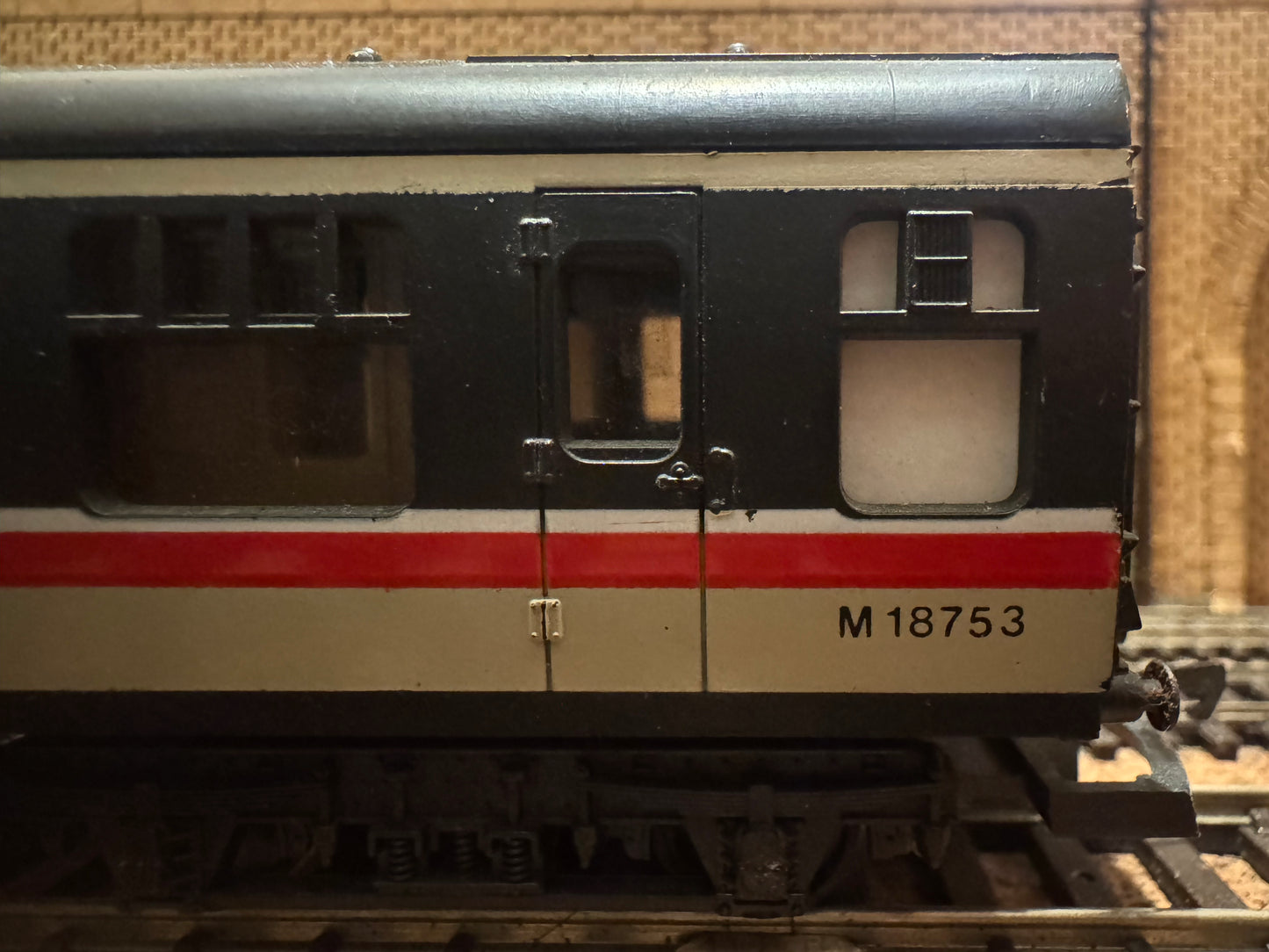 Lima L305326 (OO) British Railways MK1 Corridor Third No.M18753 in British Rail Intercity Executive Livery 
