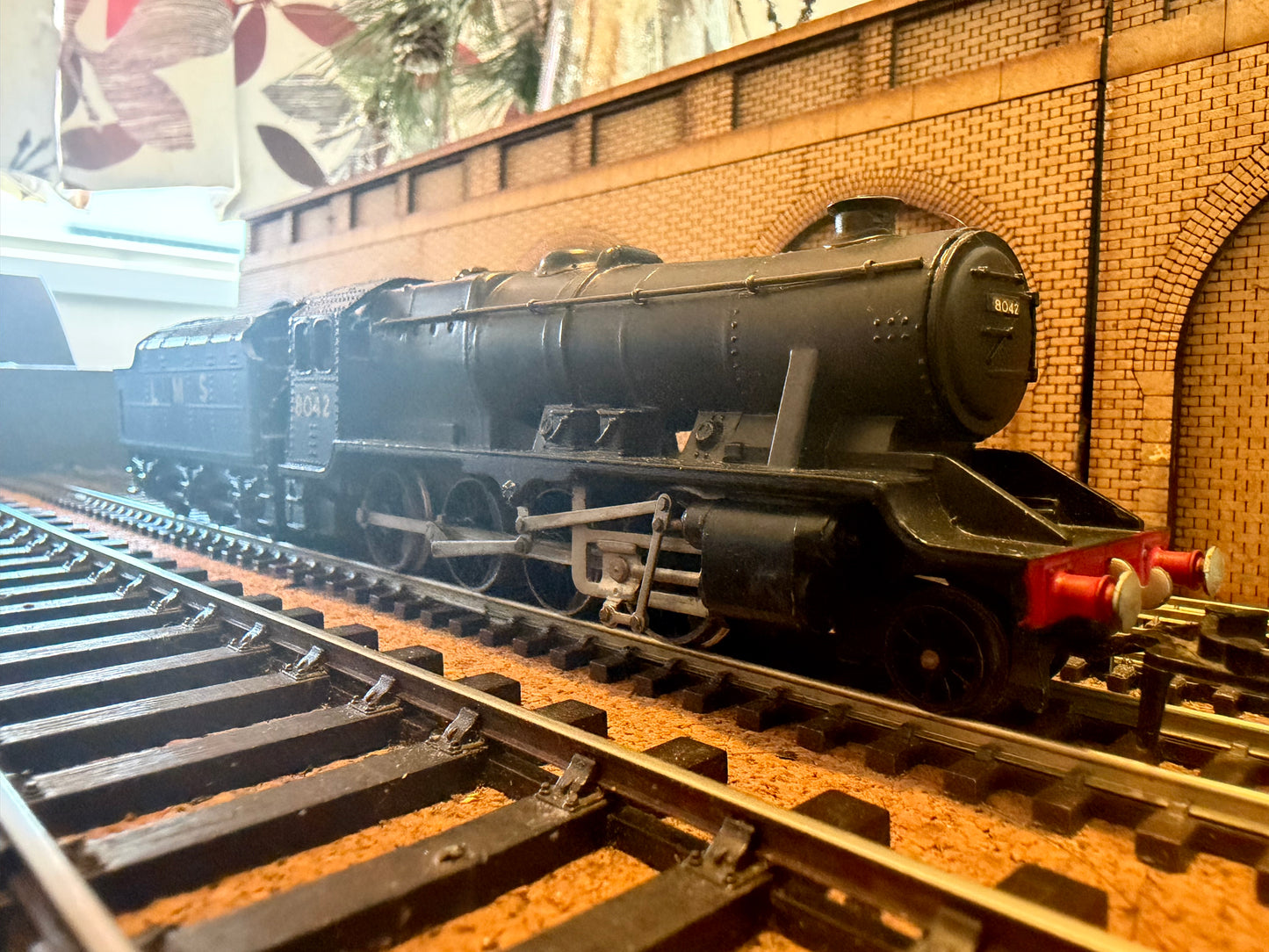 Wrenn R2225 (OO) London Midland & Scottish Railway ‘Stanier’ 8F No.8024 in LMS Unlined Black.