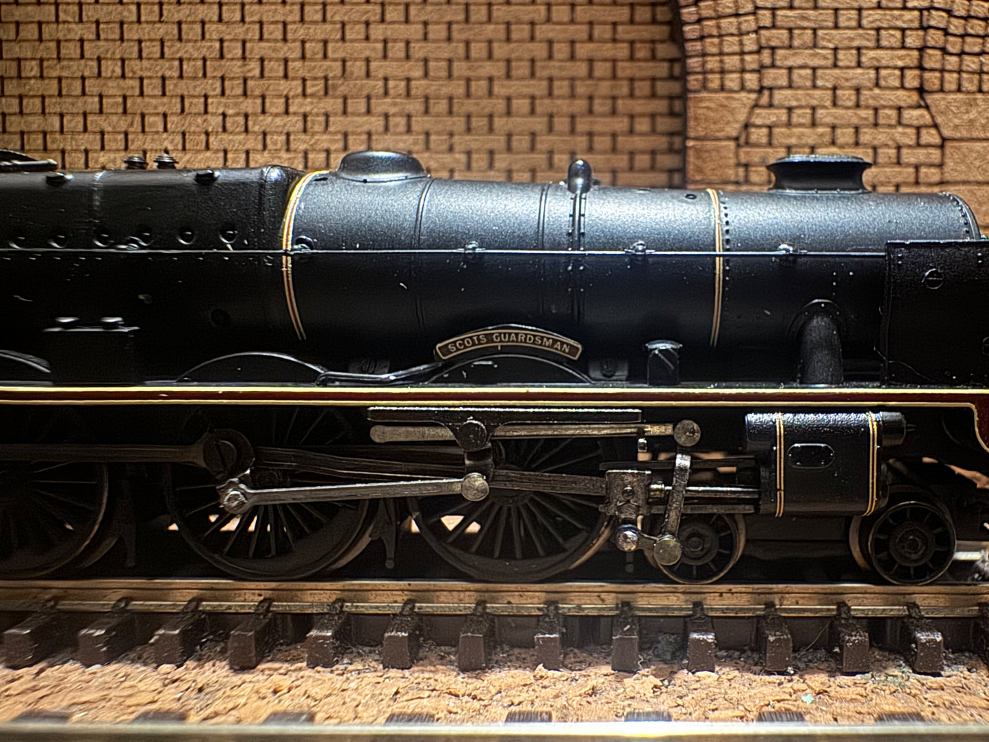 Graham Farish 372-577 (N Gauge) London Midland & Scottish Railway, 6P ‘Rebuilt Royal Scot’ No.6115 “Scots Guardsman” in Post War LMS Lined Black. (Shed Code 5A, Crewe North Shed) DCC Ready