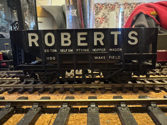 Hornby R103 (OO) 35T Hopper Wagon No.1100 in Roberts of Wakefield livery 