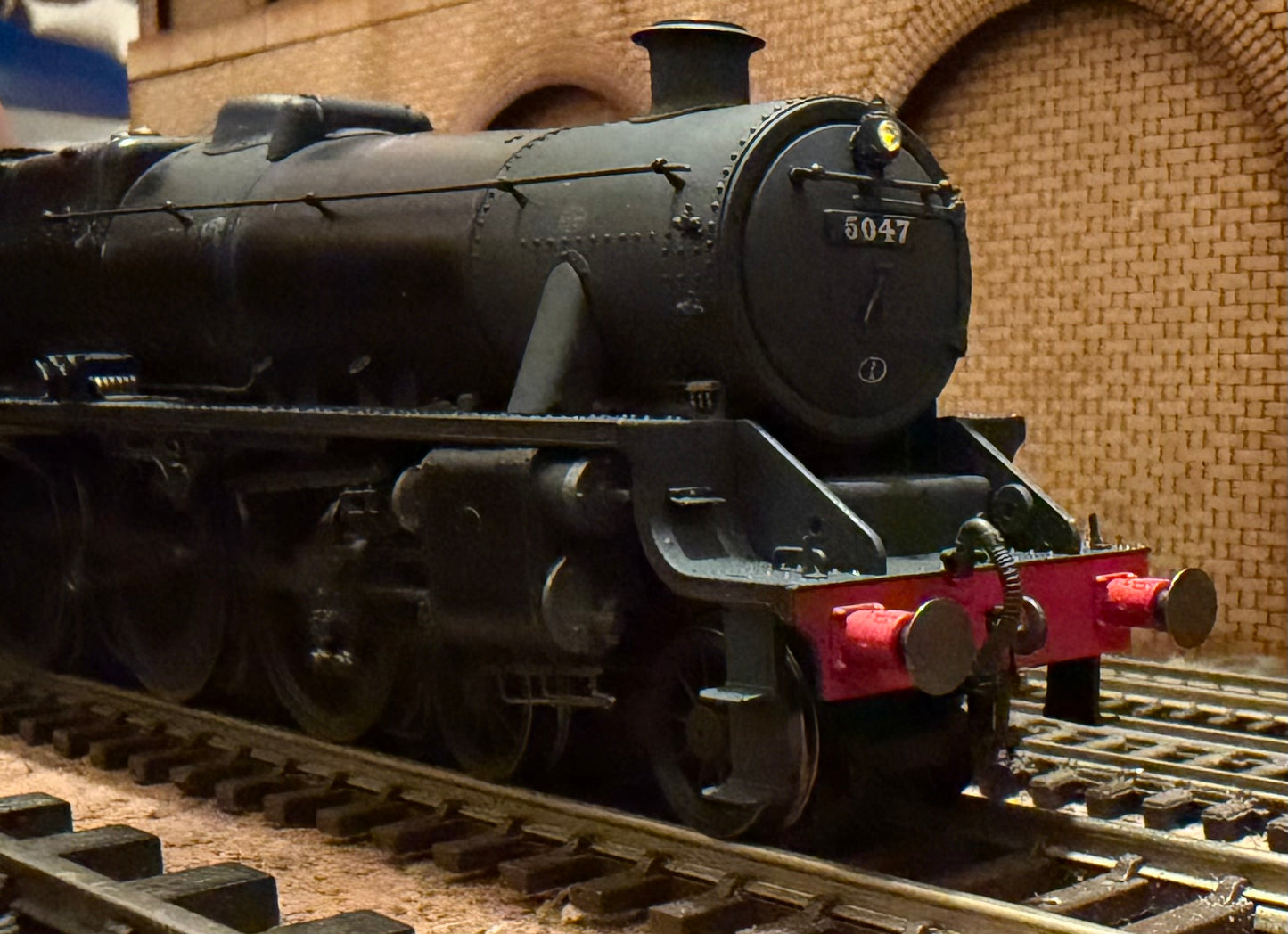 Hornby R30274 (OO) London Midland & Scottish Railway 5P-5F ‘Black Five’ No.5047 in Weathered LMS Lined Black (Shed Code 5A, Crewe North). DCC Ready 