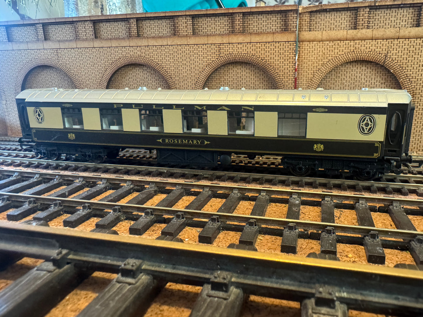 Hornby Railroad R4812 (OO) Pullman Car Company Type K, First Class Parlour Car “Rosemary” in PCC Livery (No Box). 