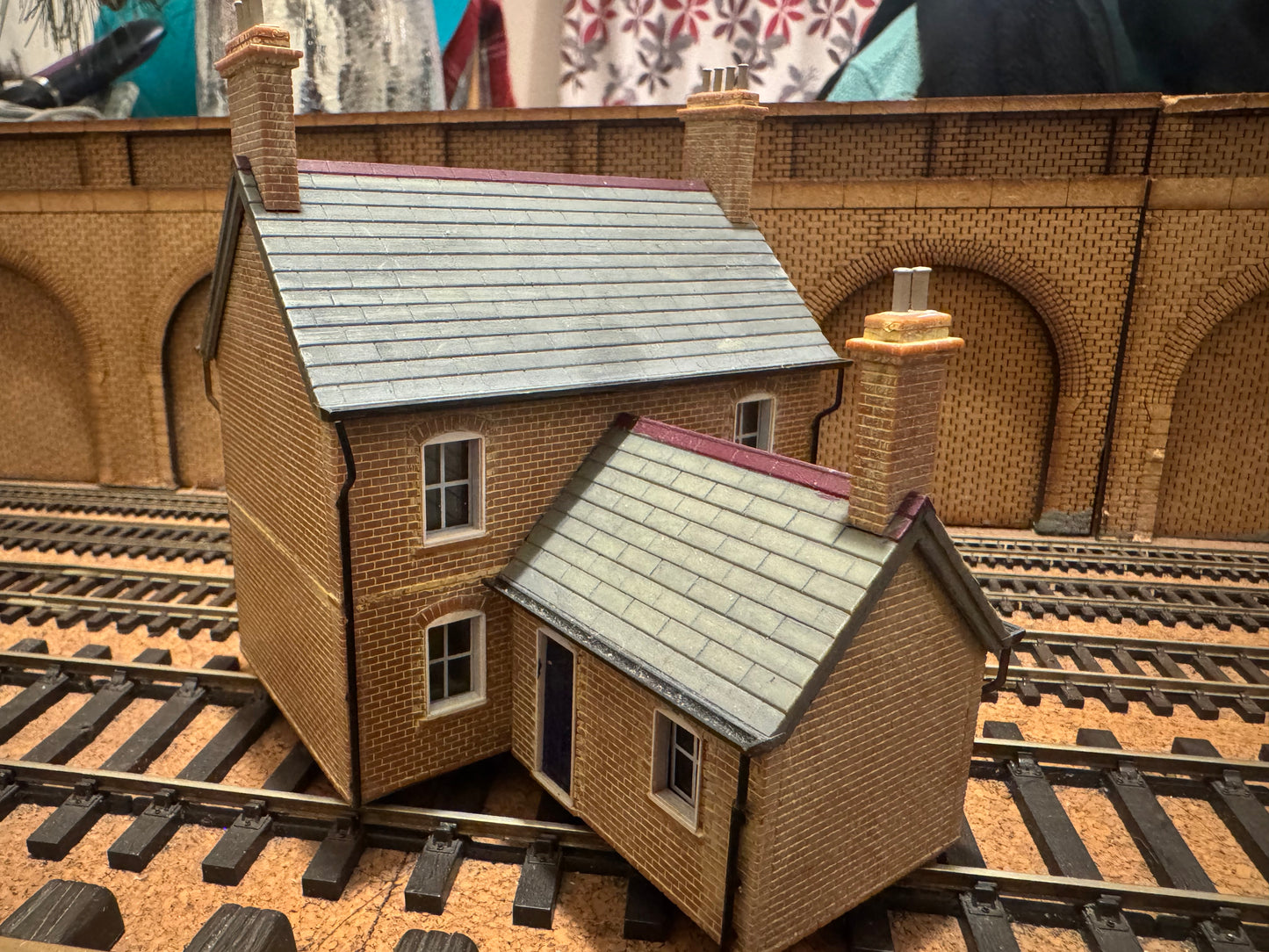 Manufacturer Unknown (OO / 1:76) Red Brick Semi Detached Houses 