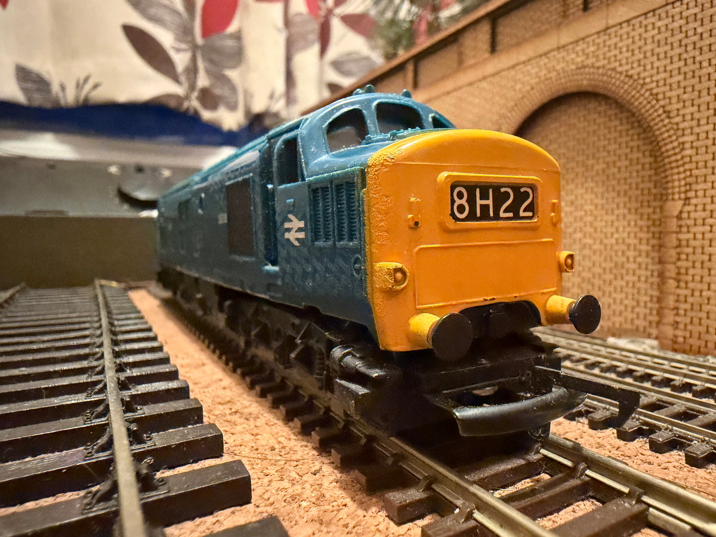 Tri-ang R751 (OO) British Railwaysc English Electric Type 3 [Class 37] No.D6830 in Pre-TOPS British Rail Blue. 