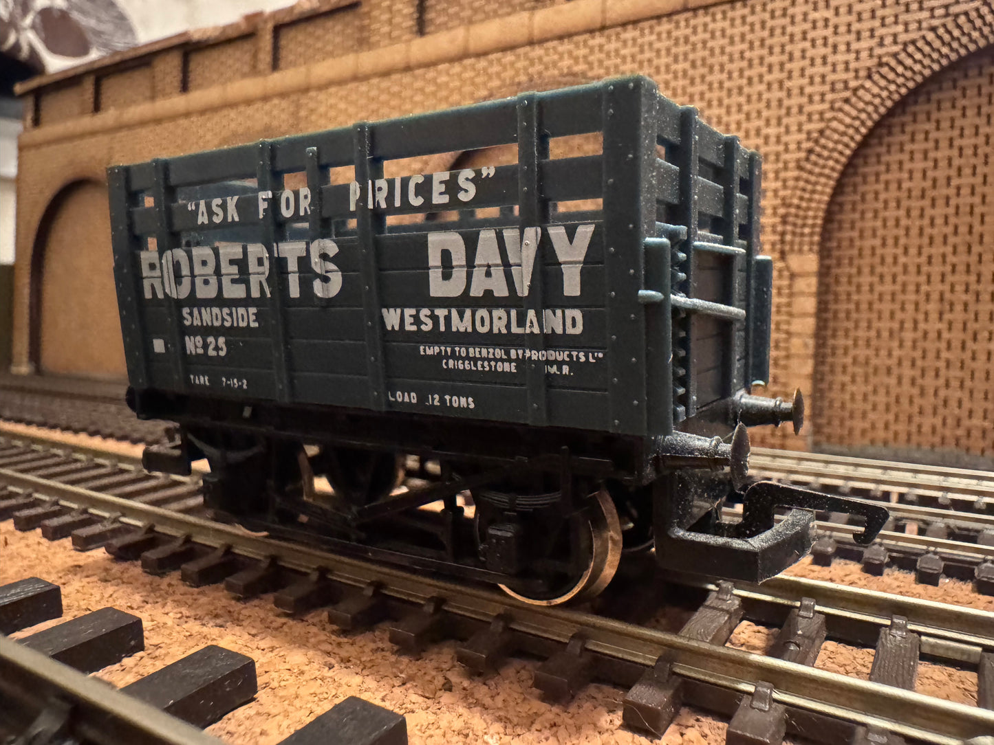 Hornby R.719 (OO) Robert Davy Five Plank Coke Wagon with ‘Greedy Bars’ No.25.