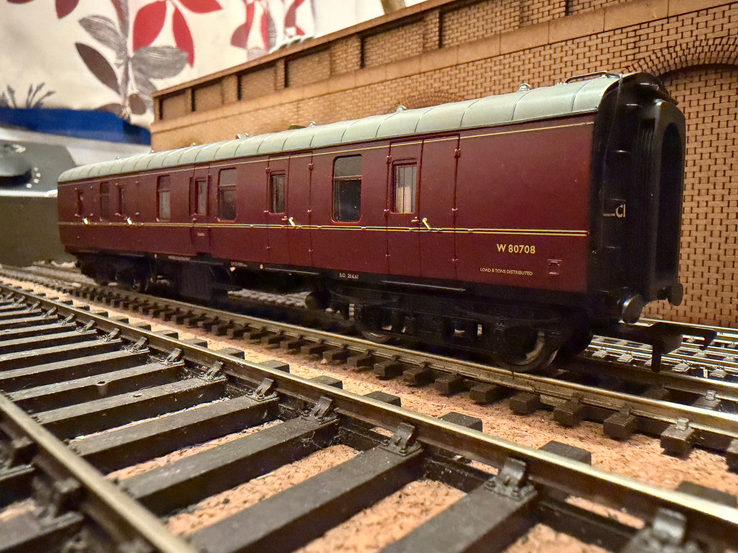 Bachmann 39-176C (OO) British Railways MK1, 57ft Full Brake No.W80708 in BR Maroon. 