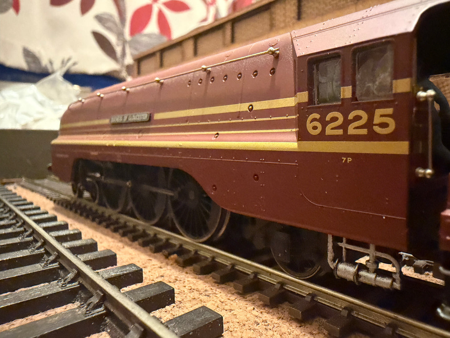 Hornby R2179 (OO) London Midland & Scottish Railway, Stanier 7P Streamlined ‘Princess Coronation’ No.6225 “Duchess of Gloucester” in LMS Crimson Lake & Gold Stripes