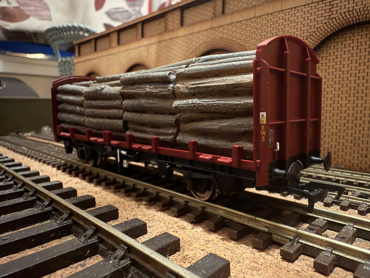Bachmann 38-301 (OO) Ex British Rail, OTA Lumber Wagon with Load No.200817 in EWS Livery 
