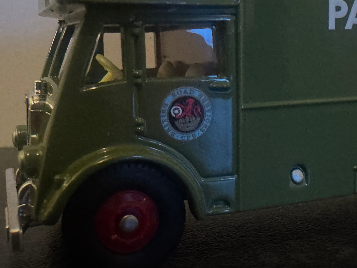 Lledo Trackside 146000 (1:76 / OO9 / OO) Guy Pantechnicon in British Railways, British Road Service, Parcels Service Livery. 