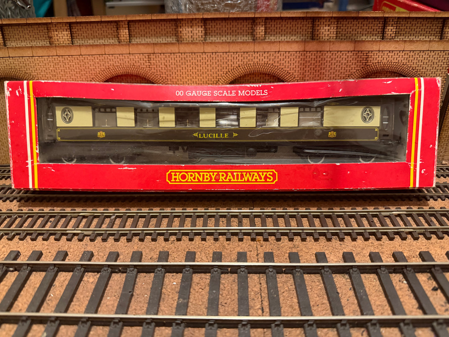Hornby R.233 (OO) Pullman Type K First Class Parlour “Lucille” in Pullman Car Company Livery 