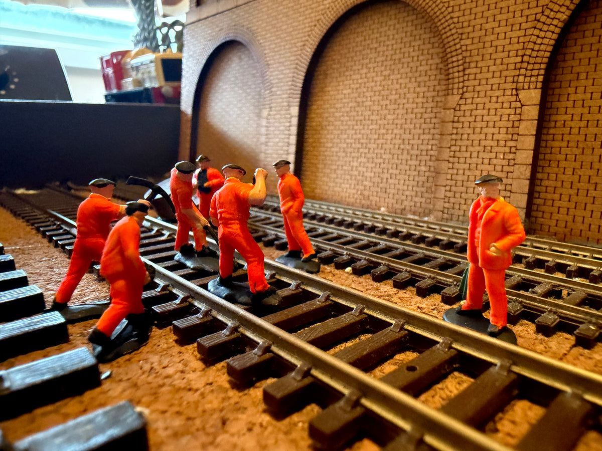 Dapol C002 (OO) British Rail Seven Man P-way Gang and Drums
