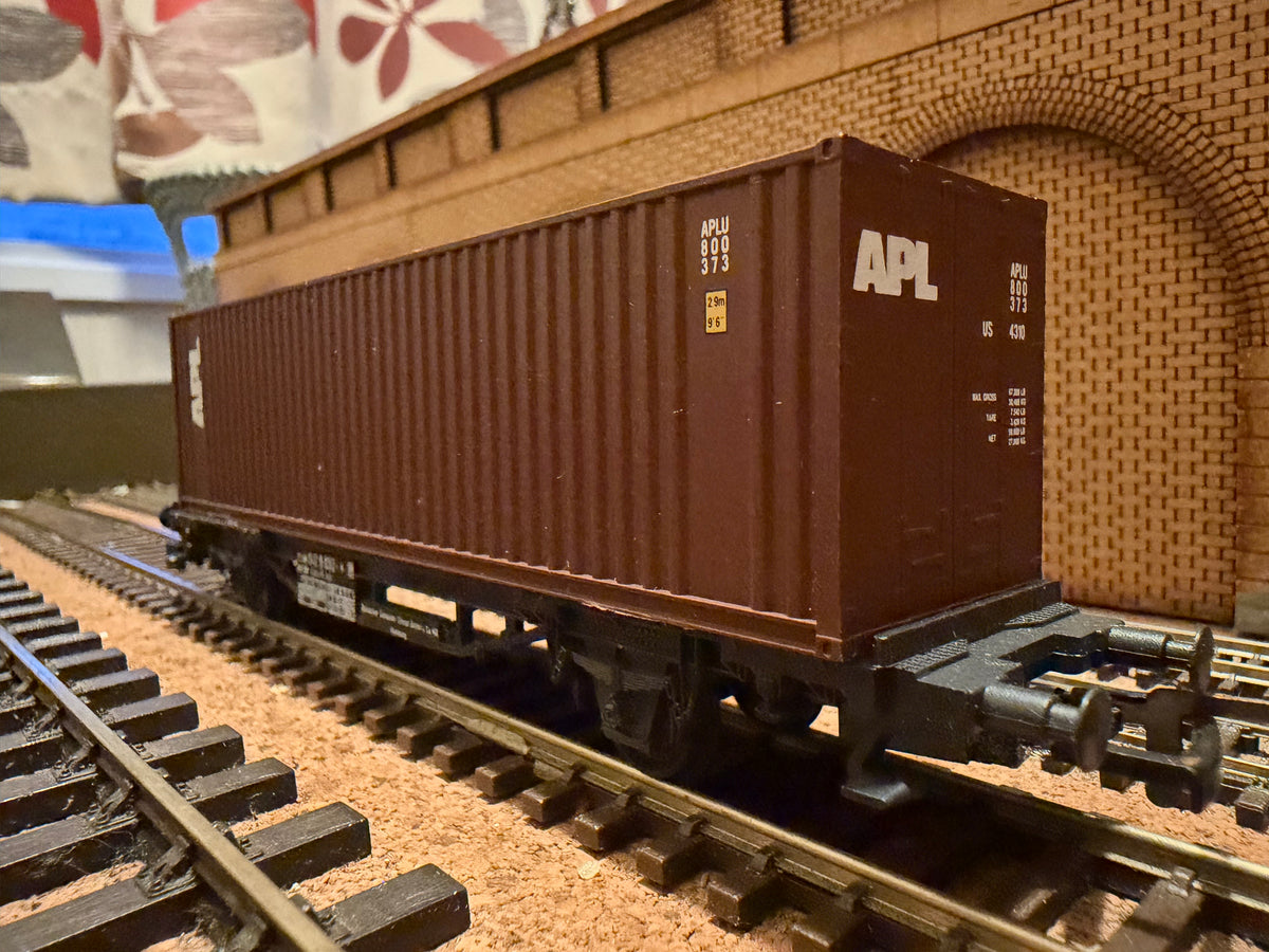Lima 2853 (HO / OO) Four Wheeled Container Wagon with 1:76 scale APL Sea Container 