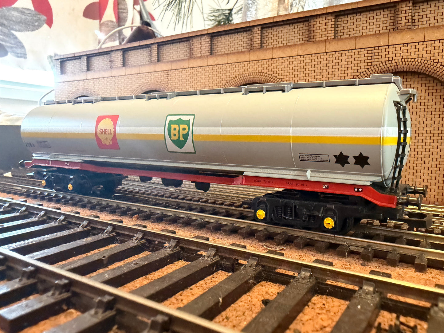 Hornby R669 (OO) British Rail 100T TEA Tank Wagon No.2264 in British Petroleum / Shell livery 