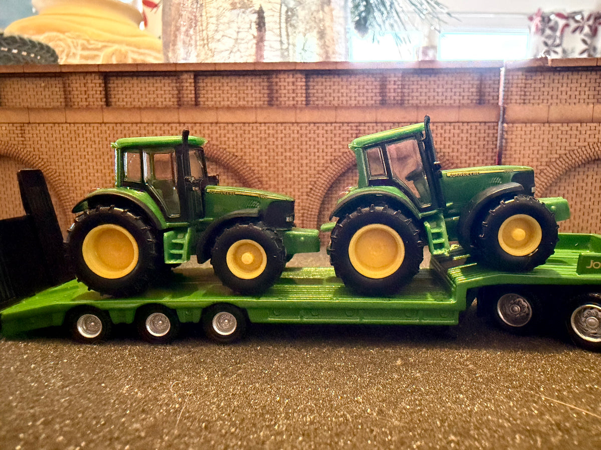 Siku 1837 (1:87 / HO) US style John Deere Low Loader and tractors. 