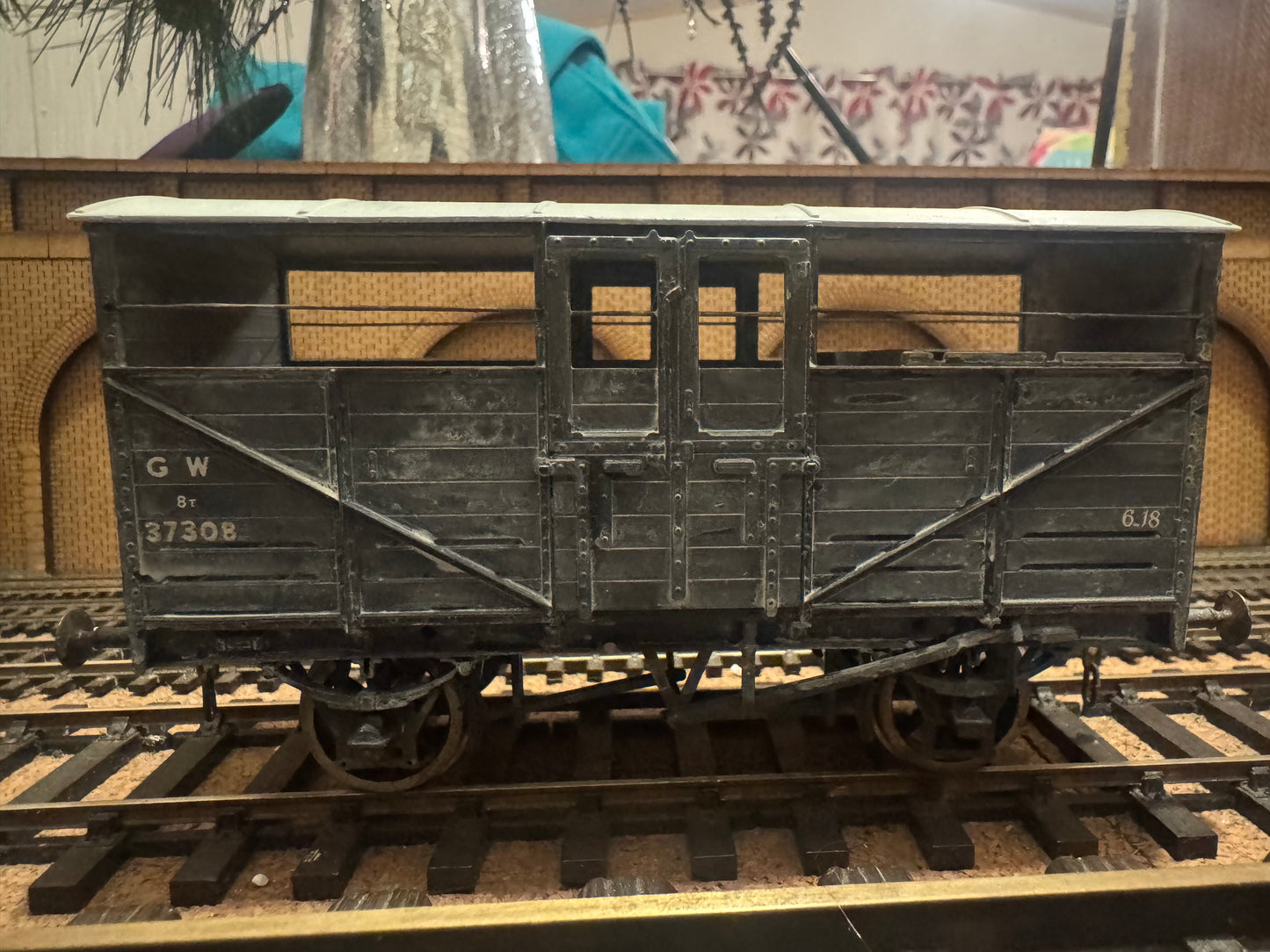 Slaters 7054 (O Gauge) Great Western Railway 8T Cattle Wagon No.37308 in weathered GWR Grey. 