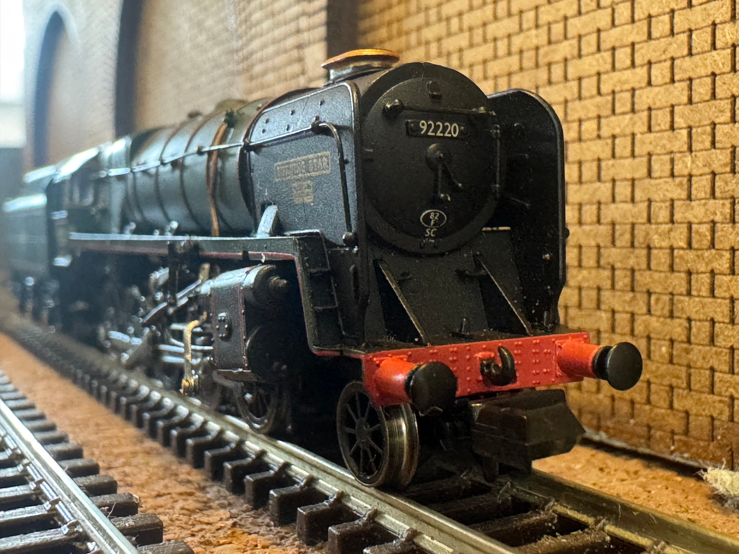 Dapol 2S-013-010 (N Gauge) Pines Express 9F 92220 “Evening Star” and Four Gresley Coaches. DCC Fitted 