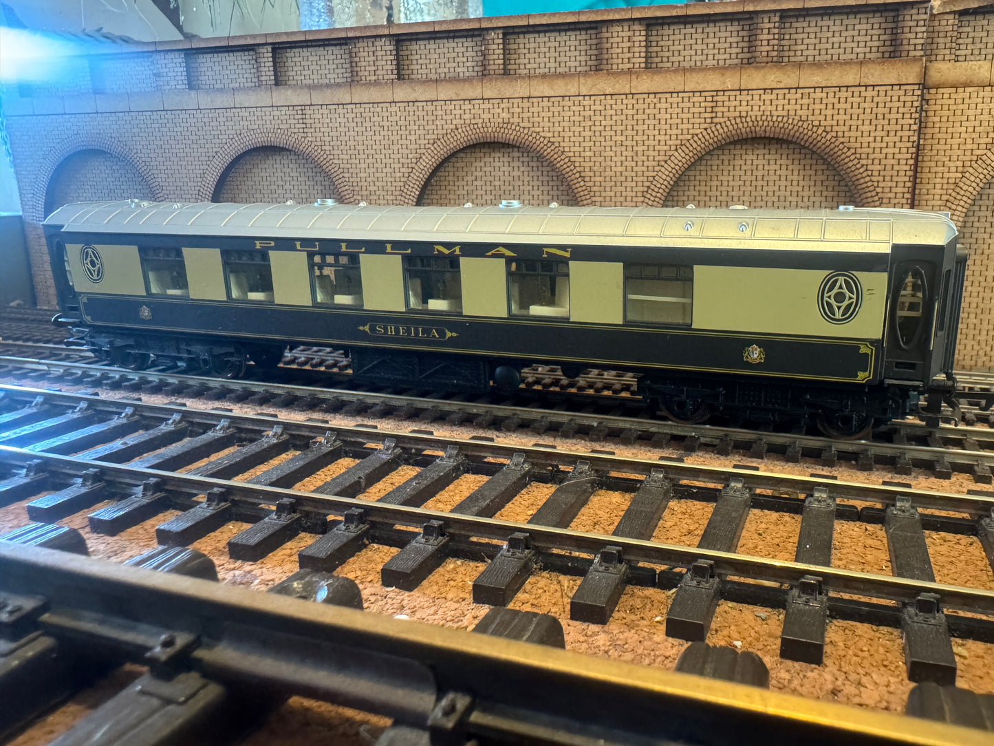 Hornby R1097 (OO) Pullman Car Company Type K, First Class Parlour Car “Sheila” in PCC Livery 
