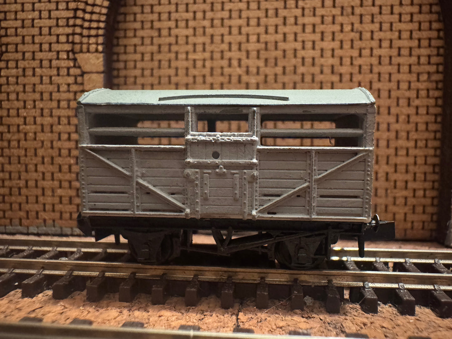 Peco KNR-45 (N Gauge) Cattle Wagon in Unbranded Grey 
