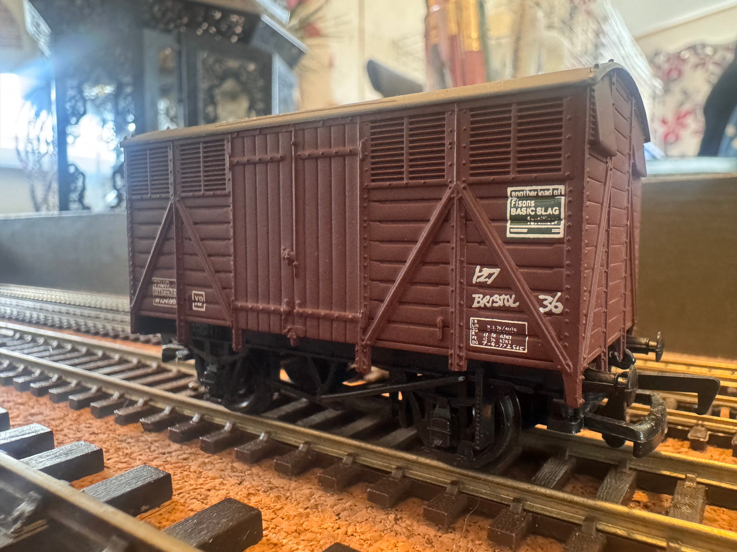 Bachmann 32-201 (OO) British Railways Western Region, Ventilated Fruit Van W.134195 in BR Bauxite.